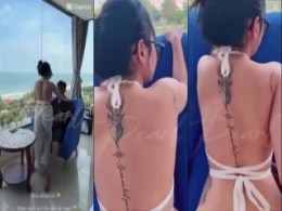 Chơi em gái đeo kính bên khung cửa sổ
