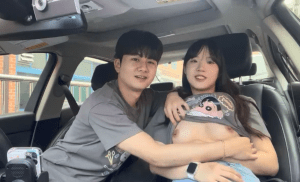 Cặp đôi mút lưỡi trong ôtô